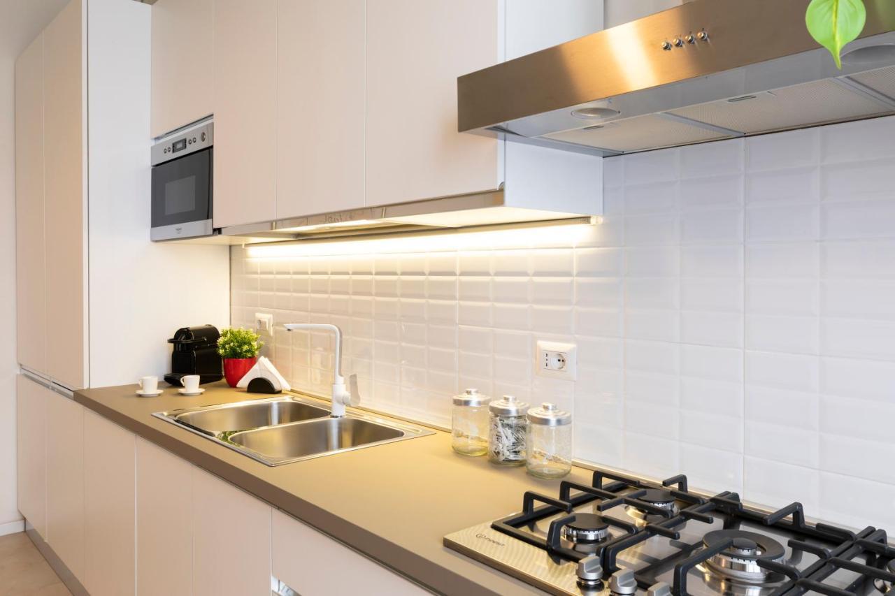 Bicocca Home - 2 Bedrooms ミラノ エクステリア 写真